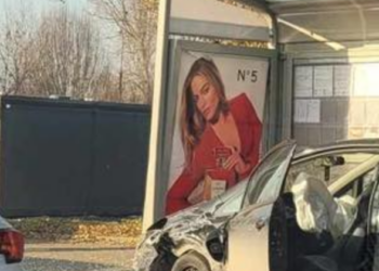 Samochód wjechał w przystanek, utrudnienia w Krakowie