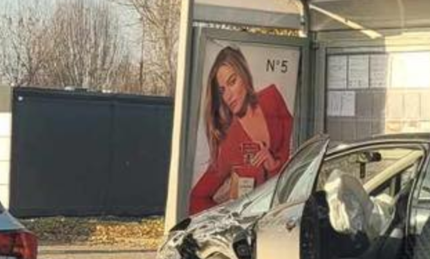 Samochód wjechał w przystanek, utrudnienia w Krakowie