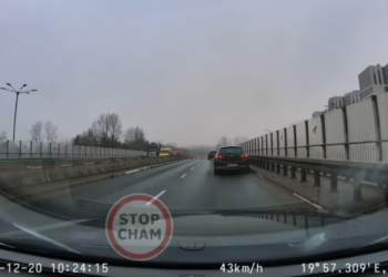 Jechał jakby stracił kontrolę i uderzył w krawężnik. Dramatyczna interwencja kierowców na jednej z głównych ulic Krakowa