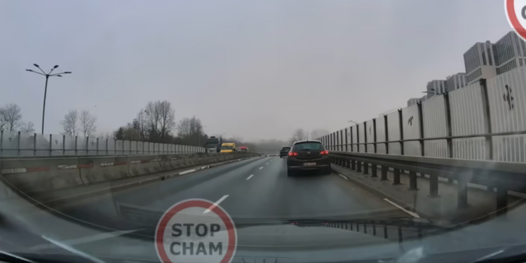 Jechał jakby stracił kontrolę i uderzył w krawężnik. Dramatyczna interwencja kierowców na jednej z głównych ulic Krakowa