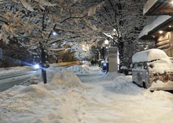 Gigantyczne hałdy śniegu znikają z Zakopanego. Setki metrów sześciennych wywiezione z ulic