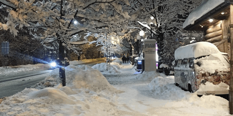 Gigantyczne hałdy śniegu znikają z Zakopanego. Setki metrów sześciennych wywiezione z ulic