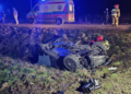 Nocny dramat na drodze. Samochód dachował w regionie, pięciu młodych mężczyzn trafiło do szpitala