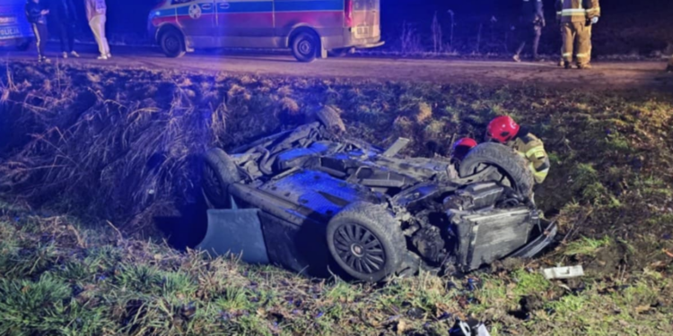 Nocny dramat na drodze. Samochód dachował w regionie, pięciu młodych mężczyzn trafiło do szpitala