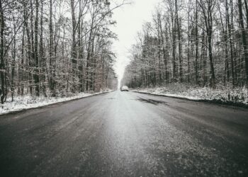 Niebezpieczne warunki na drogach i chodnikach. Synoptycy wydali pilne ostrzeżenie