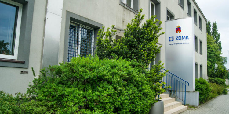 Kraków podzielony przez Strefę Czystego Transportu. Kilkaset osób protestowało przed Zarządem Dróg