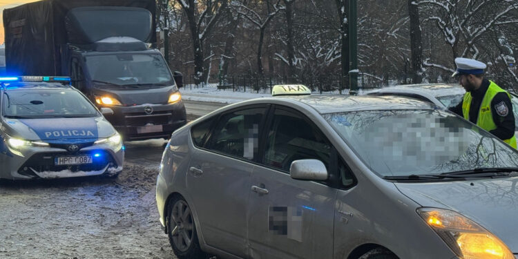 Masowe kontrole taksówek i przewozów osób w Krakowie. Setki pojazdów sprawdzonych jednego dnia