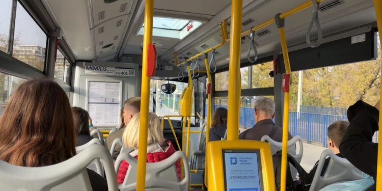 Koniec głośnych rozmów i muzyki w komunikacji miejskiej. Od dzisiaj obowiązują nowe zakazy w Krakowie