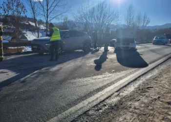 Paraliż na Zakopiance w środku dnia. Trzy auta zablokowały kluczową trasę, kierowcy utknęli w kilometrowych korkach