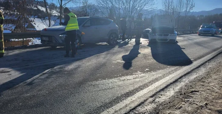 Paraliż na Zakopiance w środku dnia. Trzy auta zablokowały kluczową trasę, kierowcy utknęli w kilometrowych korkach