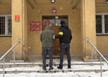 Żądali fortuny w dolarach. Policyjna akcja w Krakowie zakończyła się zatrzymaniem braci