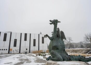 Nowy smok pojawił się w Krakowie. Niezwykła rzeźba przyciąga wzrok w Nowej Hucie