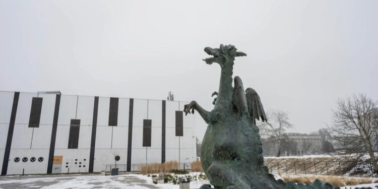 Nowy smok pojawił się w Krakowie. Niezwykła rzeźba przyciąga wzrok w Nowej Hucie