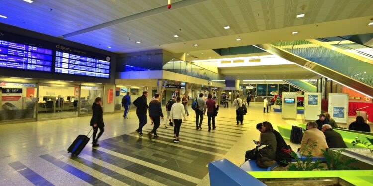 Podejrzane zachowanie na Dworcu Głównym w Krakowie zakończyło się zatrzymaniem 42-latka