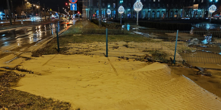 Naprawiona awaria, sparaliżowany ruch. Tramwaje wciąż omijają Plac Centralny