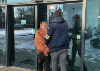 Myśleli, że ich przechytrzy. 44-latek ukrywał się w skrzyni na pościel przed policją