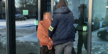 Myśleli, że ich przechytrzy. 44-latek ukrywał się w skrzyni na pościel przed policją