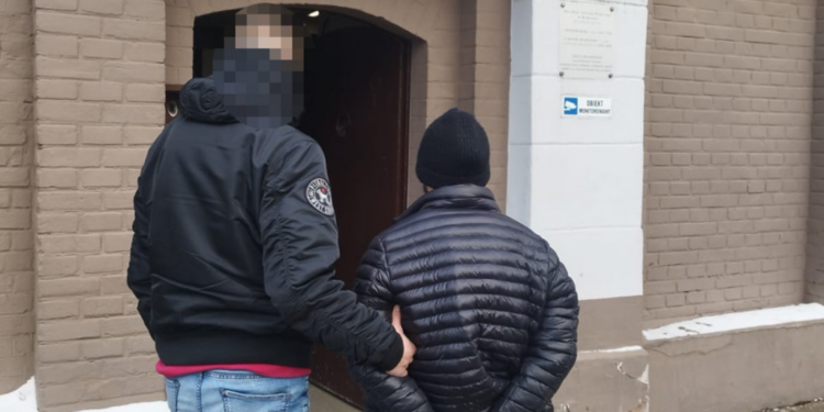 Seria włamań i środki odurzające, policyjna akcja w Krakowie zakończona aresztem dla dwóch mężczyzn