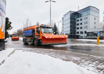 Zima uderzyła z pełną siłą. Kraków sparaliżowany przez śnieg, tramwaje wypadają z torów, autobusy skracają trasy