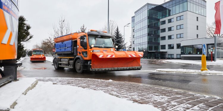 Zima uderzyła z pełną siłą. Kraków sparaliżowany przez śnieg, tramwaje wypadają z torów, autobusy skracają trasy