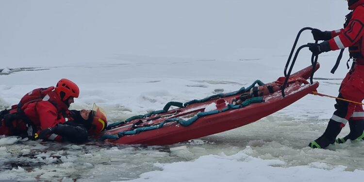 Załamał się lód i zaczęła się walka z czasem. Tak wyglądały realistyczne ćwiczenia służb na krakowskich Bagrach
