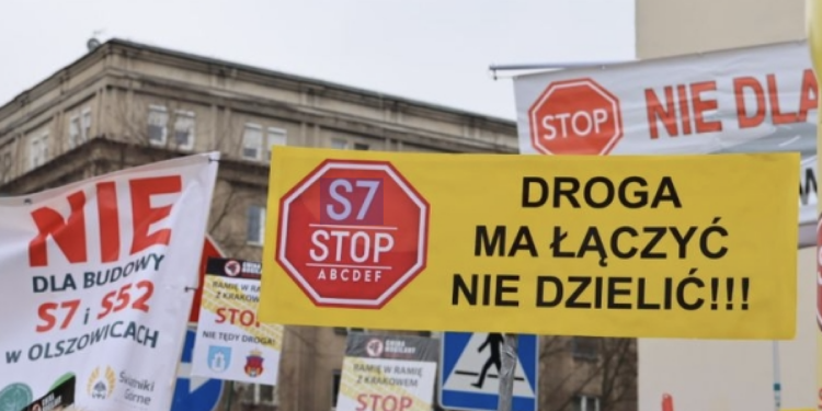 Transparenty zamiast blokad. Mieszkańcy szykują protest nad Zakopianką