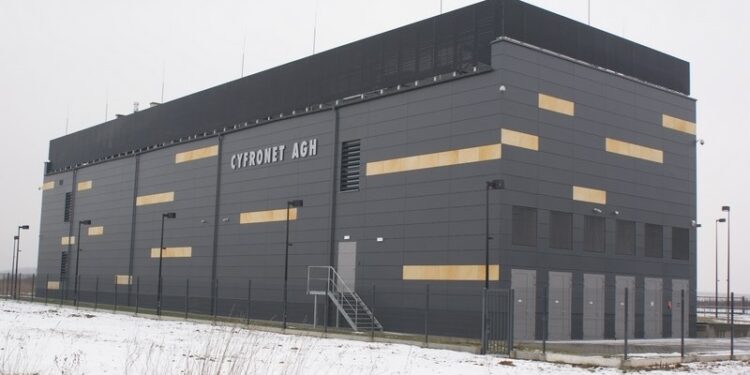 Kraków wchodzi w erę kwantowego bezpieczeństwa. Historyczne połączenie miasta z Cyfronetem AGH