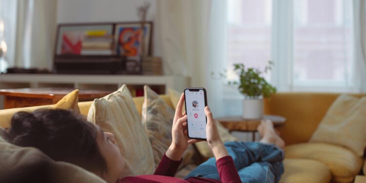 Randkowa znajomość zamieniła się w koszmar. Mieszkaniec powiatu myślenickiego padł celem internetowego szantażu