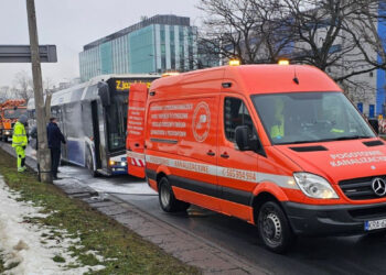 Ogień na ul. Armii Krajowej w Krakowie. Autobus MPK stanął w płomieniach