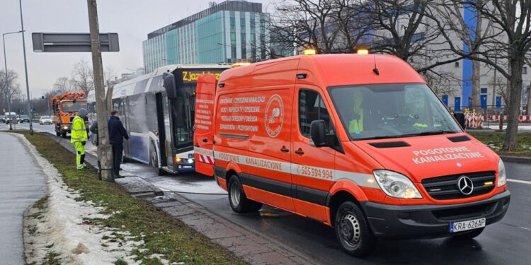 Ogień na ul. Armii Krajowej w Krakowie. Autobus MPK stanął w płomieniach