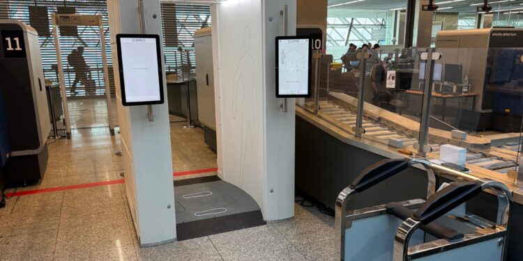 Nowe skanery na lotnisku w Balicach. Kraków Airport testuje rozwiązania, które zmienią kontrolę bezpieczeństwa