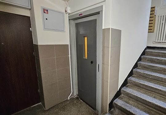 Winda znów zawiodła w Krakowie. Groźny incydent w bloku przy ul. Bratysławskiej