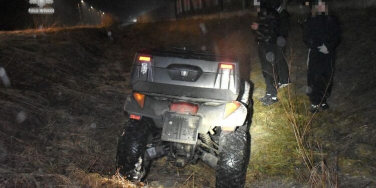 Pościg jak w filmie akcji. Policyjny pościg w Lubniu pod Myślenicami. Quad z nastolatkami zakończył jazdę w rowie